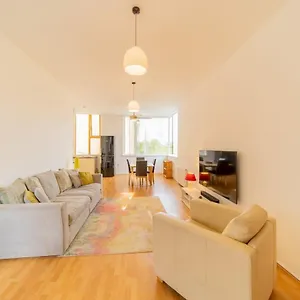 Pass The Keys - Spacious Flat, Royal Docks, Apartment London