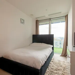 Canary Luxe Apartment London